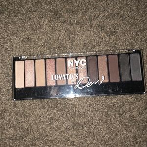 Demi Lovato NYC pallet